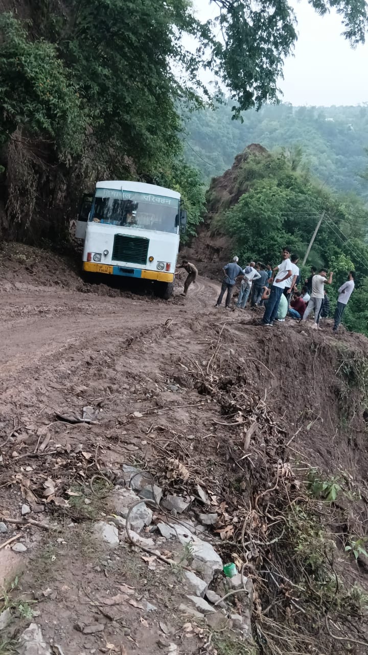 शिमला से नालागढ़ रूट पर चलने वाली हिमाचल पथ परिवहन की बस गंबरपुल के पास मिट्टी में फसी